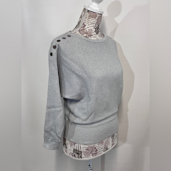 🛍️CARMEN MARC VALVO Light gray bat wing sweater size S. - Picture 7 of 12